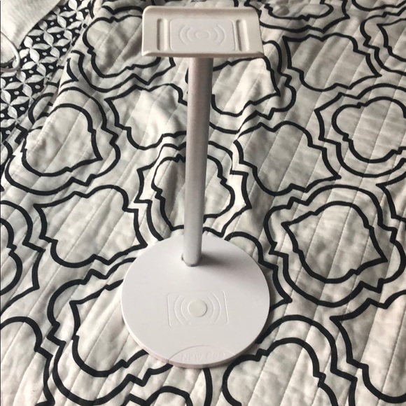 Headset stand and phone charging station - Picture 1 of 4